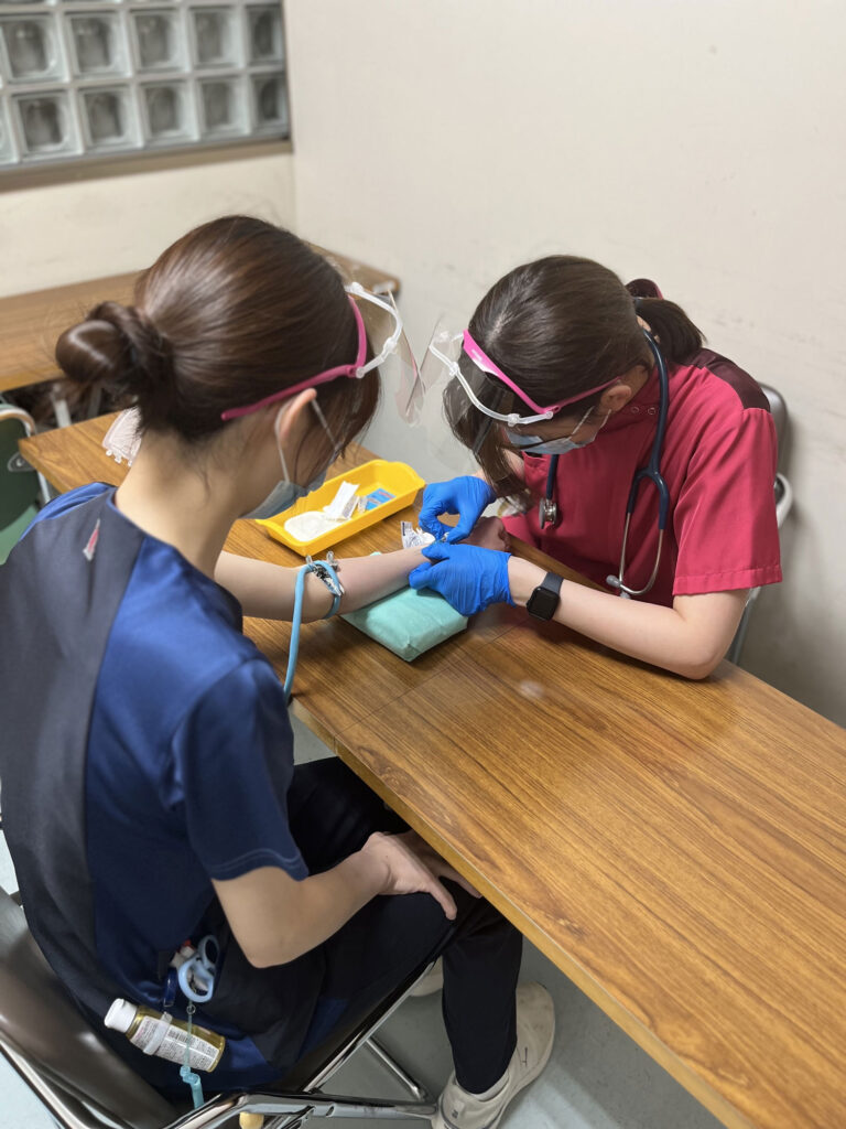 練習中の新人看護師